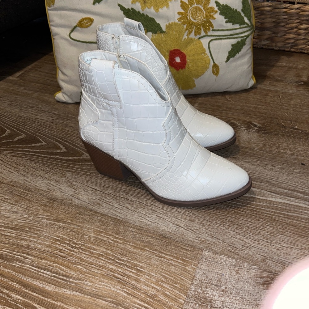 White Croc-Embossed Ankle Boots never worn size woman 8 W